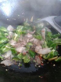 蜡皮炒肉丝的做法步骤3