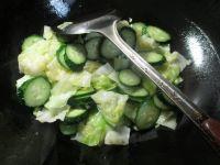 青瓜炒圆白菜的做法步骤5