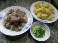 土豆烧排骨的做法步骤1