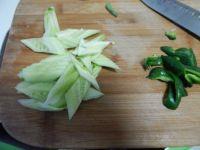 黄瓜炒鱿鱼的做法步骤4