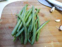 豆角煎鸡蛋的做法步骤1