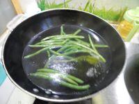 豆角煎鸡蛋的做法步骤2