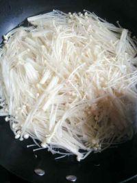 金针菇炒蛋的做法步骤2