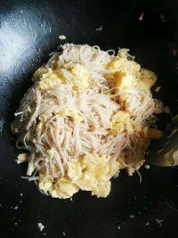 金针菇炒蛋的做法步骤5