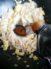 金针菇炒蛋的做法步骤7