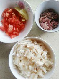 西红柿金针菇瘦肉汤的做法步骤1