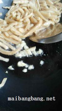 青椒炒萝卜干的做法步骤4