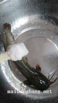 青椒烧野生鲶鱼的做法步骤1