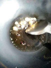 青椒烧野生鲶鱼的做法步骤4