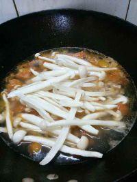 海鲜菇番肉丝汤的做法步骤5