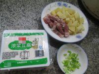咸肉土豆煮豆腐的做法步骤1