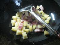 咸肉土豆煮豆腐的做法步骤3