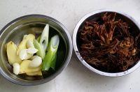 珊瑚菌烧鸡块的做法步骤3