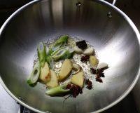 珊瑚菌烧鸡块的做法步骤4