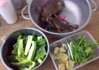 螃蟹煮苦瓜的做法步骤1