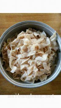 自制辣条的做法步骤2