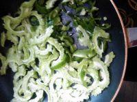 苦瓜炒青椒的做法步骤6