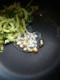 苦瓜炒青椒的做法步骤8