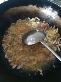 酸菜炖粉条的做法步骤7