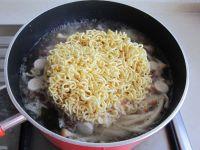 鸡肉金针菇鲜虾面 #小虾创意料理#的做法步骤9