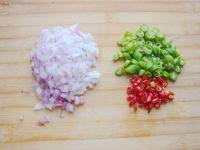 虾酱辣味米线的做法步骤4