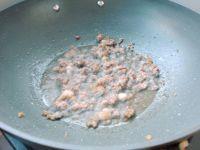 虾酱辣味米线的做法步骤5