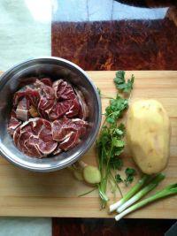 土豆花生烧牛肉的做法步骤1