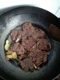 土豆花生烧牛肉的做法步骤4