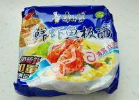 辣炒鲜虾鱼板面#小虾创意料理#的做法步骤1