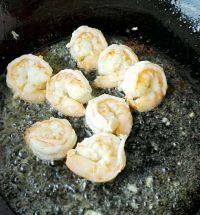 辣炒鲜虾鱼板面#小虾创意料理#的做法步骤3