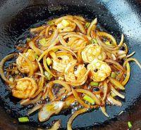 辣炒鲜虾鱼板面#小虾创意料理#的做法步骤7