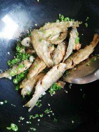 香辣小鲫鱼的做法步骤5