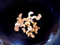 针菇芹菜腰果的做法步骤3