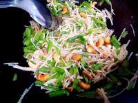 针菇芹菜腰果的做法步骤6