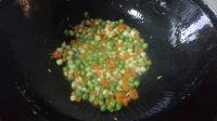 菠萝鲜虾炒饭的做法步骤7