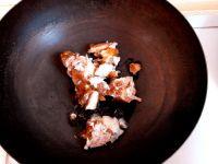 红蘑炖红烧肉的做法步骤2