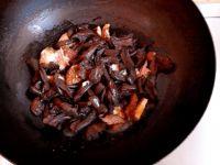 红蘑炖红烧肉的做法步骤3