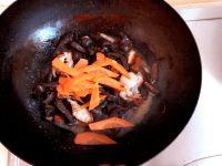 红蘑炖红烧肉的做法步骤5