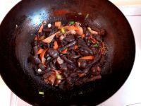 红蘑炖红烧肉的做法步骤6