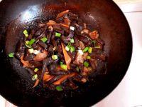 红蘑炖红烧肉的做法步骤7