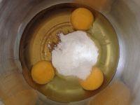 蜂蜜酸奶蛋糕的做法步骤1