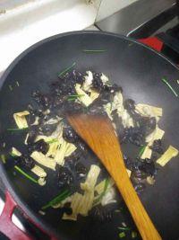 黑木耳腐竹炒蛏肉的做法步骤6