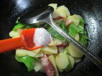 尖椒腊肉炒土豆的做法步骤6