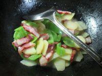 尖椒腊肉炒土豆的做法步骤7