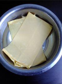 香椿春卷的做法步骤2