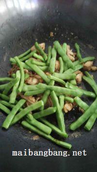 豆角炒鸡胸肉的做法步骤4