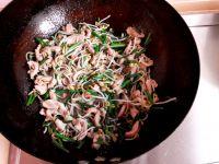 肉炒豆芽的做法步骤7