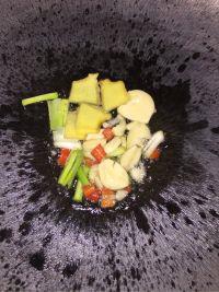 土豆焖鸡翅的做法步骤1