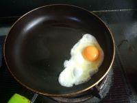 番茄煎蛋芝士汉堡的做法步骤2