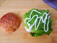 番茄煎蛋芝士汉堡的做法步骤7